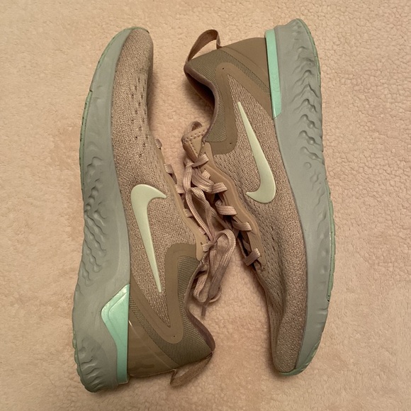EUC Woman’s Nike Odyssey React - Picture 3 of 7